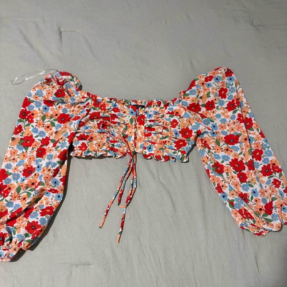 Floral Ruched Crop Top - Picture 3 of 4